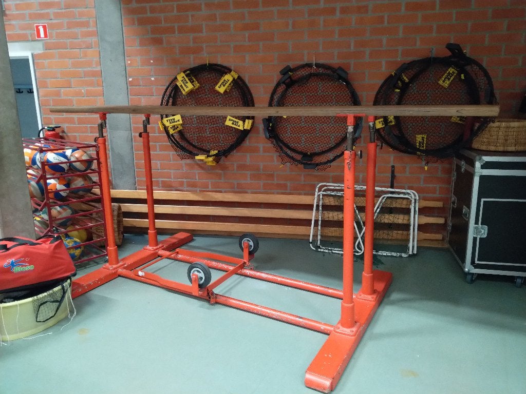 Herenbrug turntoestel, Sport en Fitness, Turnen, Ophalen, Gebruikt, Rood, Materiaal