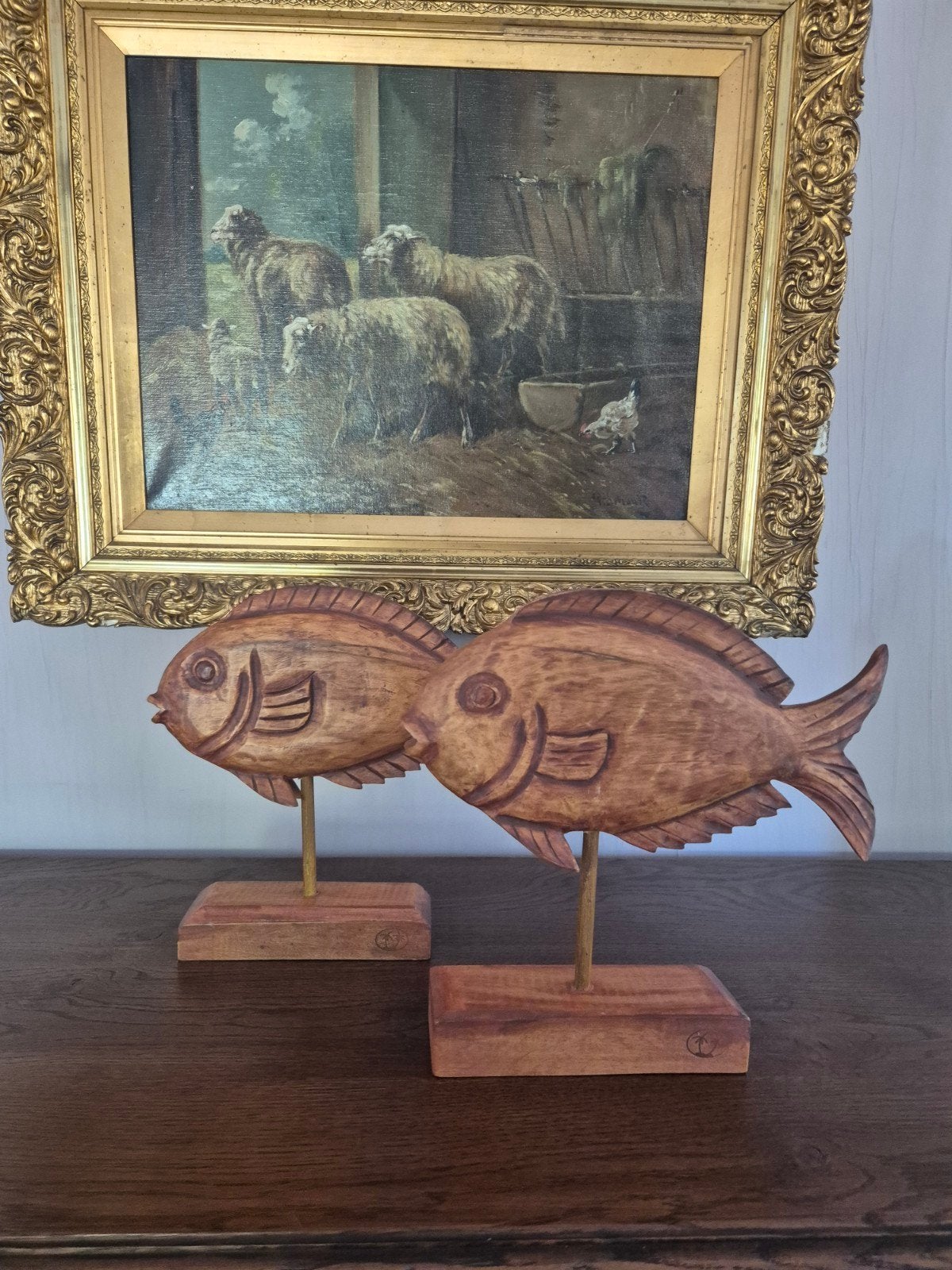 Twee houten vissen beelden, Ophalen