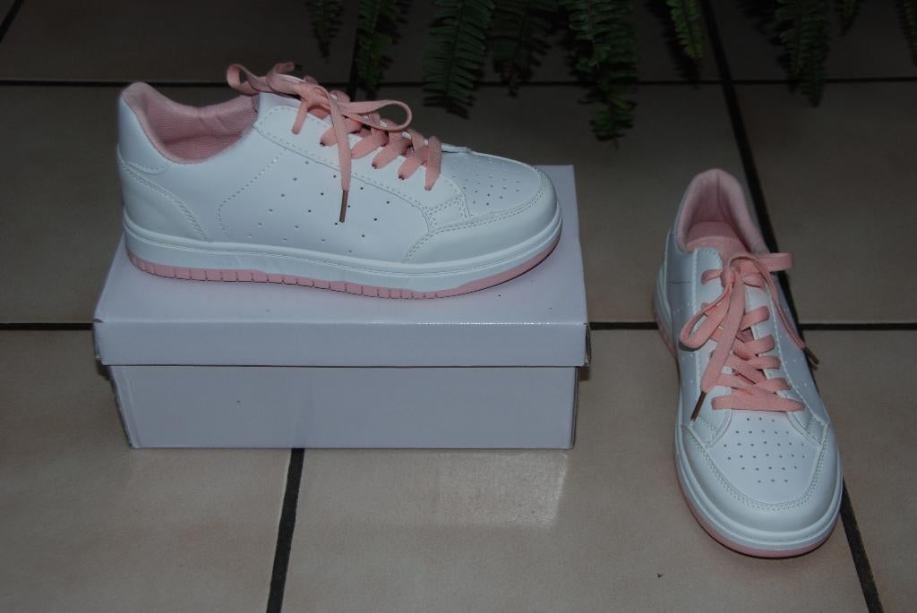 Prachtige witte en roze sneakers maat 38 NIEUW!, Wit, Nieuw, Ophalen of Verzenden, Sneakers