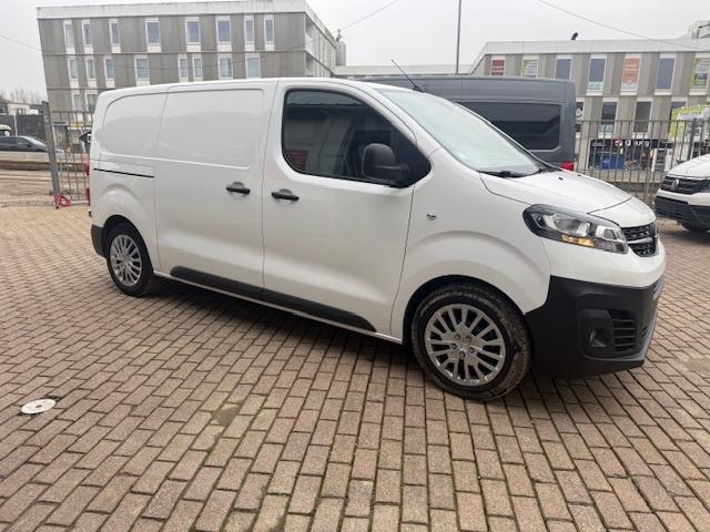 Opel Vivaro 1,5TD L2h1 , airco, GPS, cruis, caméra euro 6d, 75 kW, Parkeersensor, Euro 6, 4 cilinders