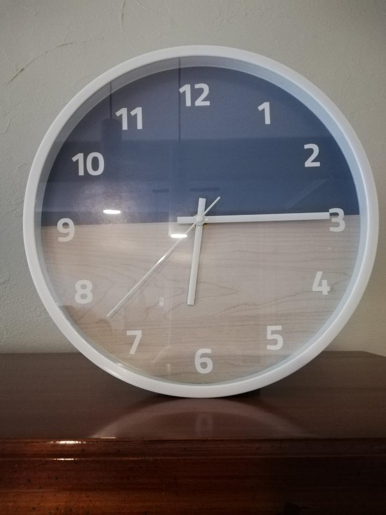 Horloge moderne 30, 5 cm sur 4,3 épaisseur, Ophalen, Zo goed als nieuw, Wandklok