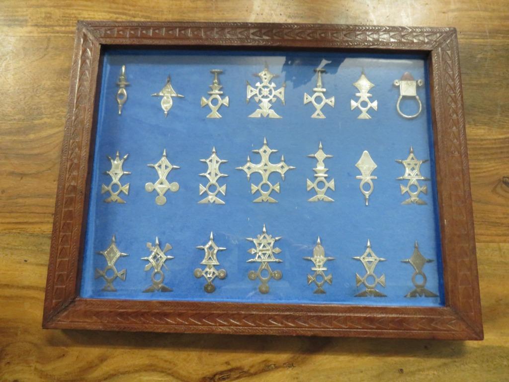 21 Touareg kruisen in kader (lederen), Antiek en Kunst, Ophalen