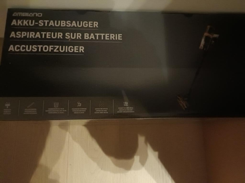 Aspirateur sans fil 2 en 1 ambiano noir aux tons dorés, Neuf, Enlèvement ou Envoi, Réservoir, Aspirateur balai