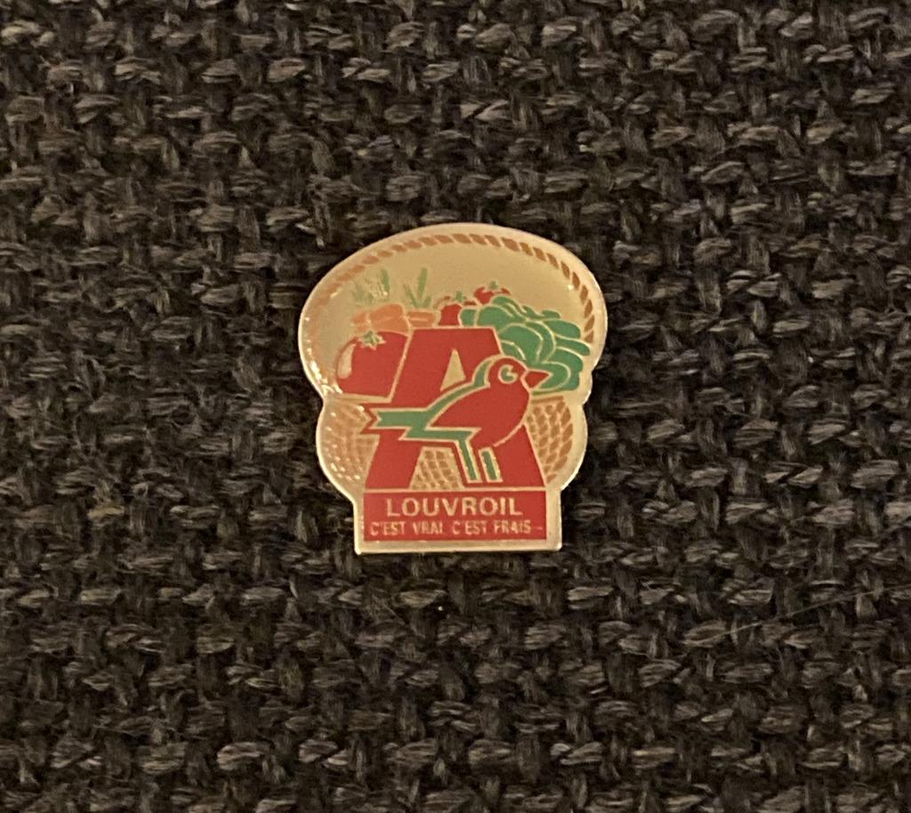 PIN - AUCHAN - LOUVROIL, Envoi, Utilisé, Autres sujets/thèmes, Insigne ou Pin's