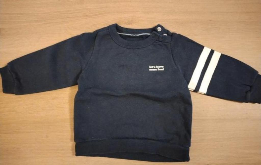 Donkerblauwe sweater - maat 68, Kinderen en Baby's, Babykleding | Maat 68, C&A, Truitje of Vestje, Ophalen of Verzenden, Zo goed als nieuw