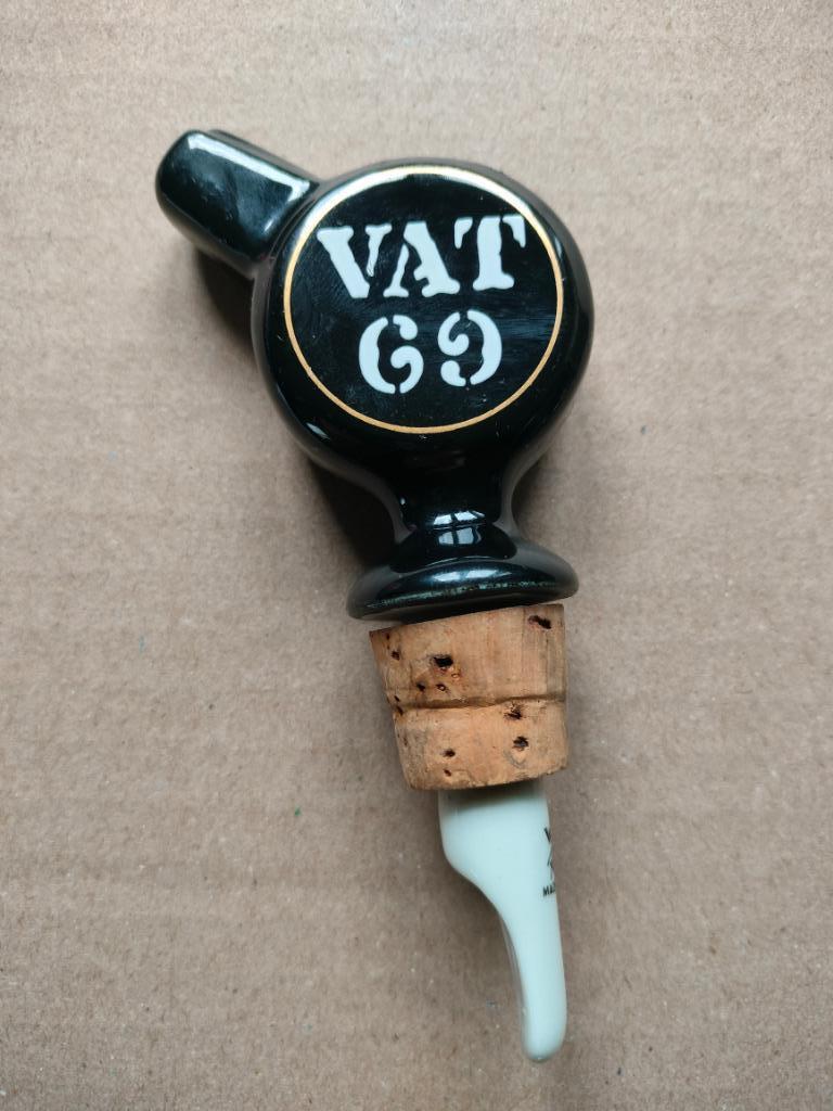 RARE 🥃 VAT 69 Magnifique bouchon de bouteille en porcelaine, Collections, Enlèvement ou Envoi, Comme neuf, Ustensile