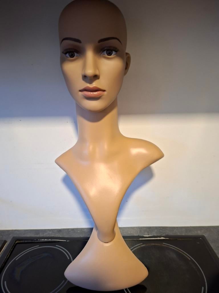 Mannequinhoofd met wimpers, Ophalen