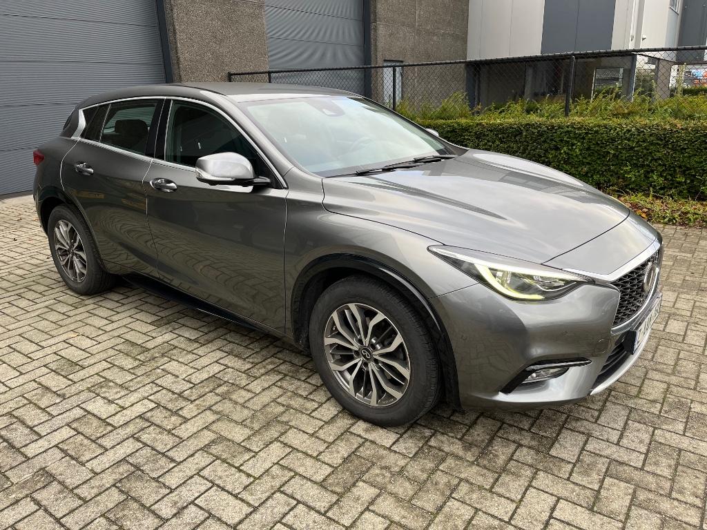 Infiniti Q30 1.6 i NAVIGATIE AIRCO CAMERA EUR6 LEZ ONBEPERKT, Auto's, Dealer onderhouden, Stof, 4 cilinders, 360° camera