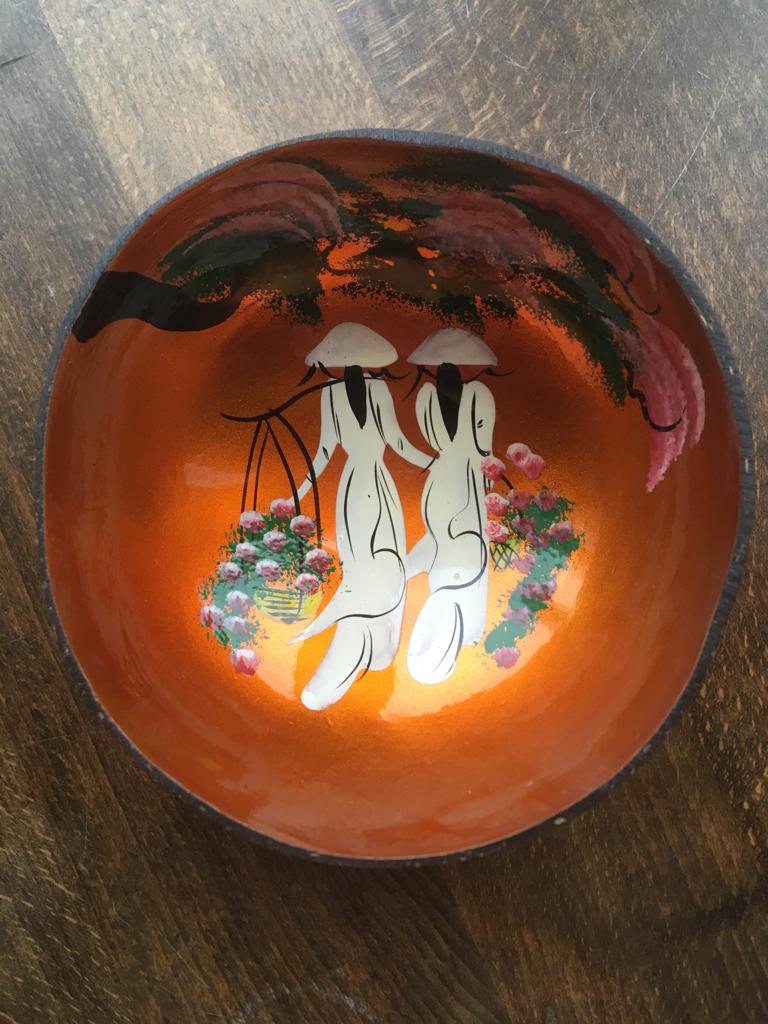 Schaaltje halve kokosnoot met figuren gelakt, Antiek en Kunst, Ophalen