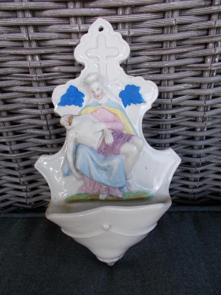 bénitier en porcelaine « Pieta sous la croix » 20 cm, Antiquités & Art, Enlèvement ou Envoi