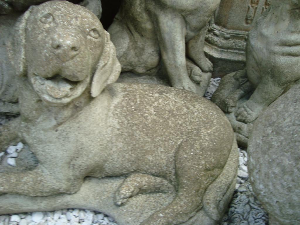 TUIN beelden hondje in sierbeton, Tuin en Terras, Tuinbeelden, Ophalen of Verzenden, Zo goed als nieuw, Beton, Dierenbeeld