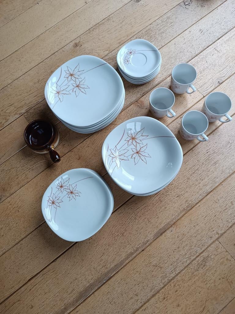 Service de table en porcelaine (6 assiettes et 4 tasses), Enlèvement