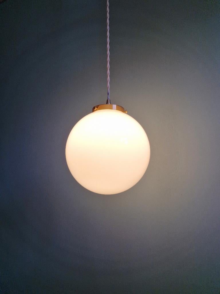 Suspension Art Déco en opaline blanche et laiton, Enlèvement ou Envoi