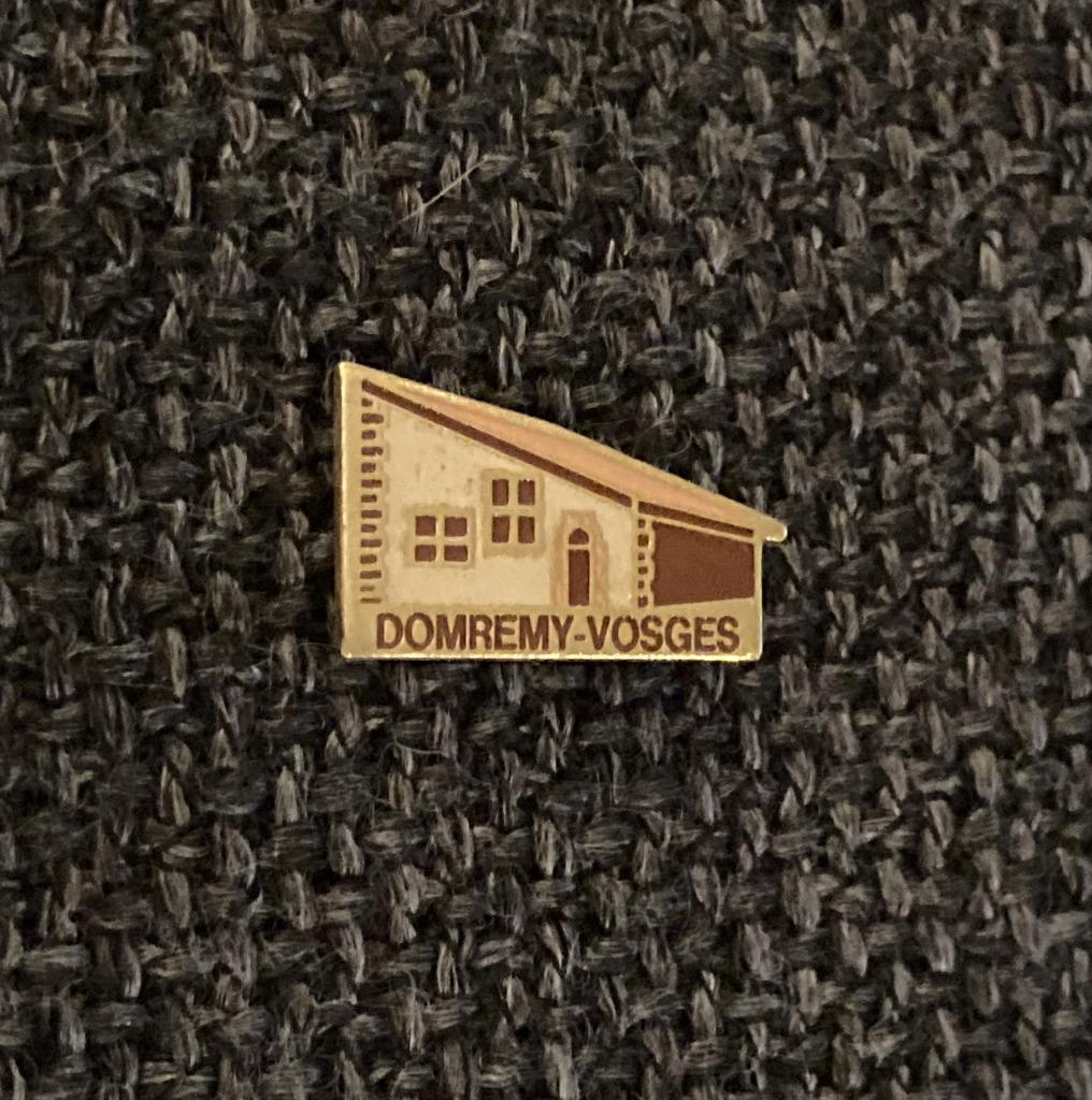 PIN - DOMRÉMY - VOSGES - VOGEZEN - FRANCE - FRANKRIJK, Envoi, Utilisé, Ville ou Campagne, Insigne ou Pin's