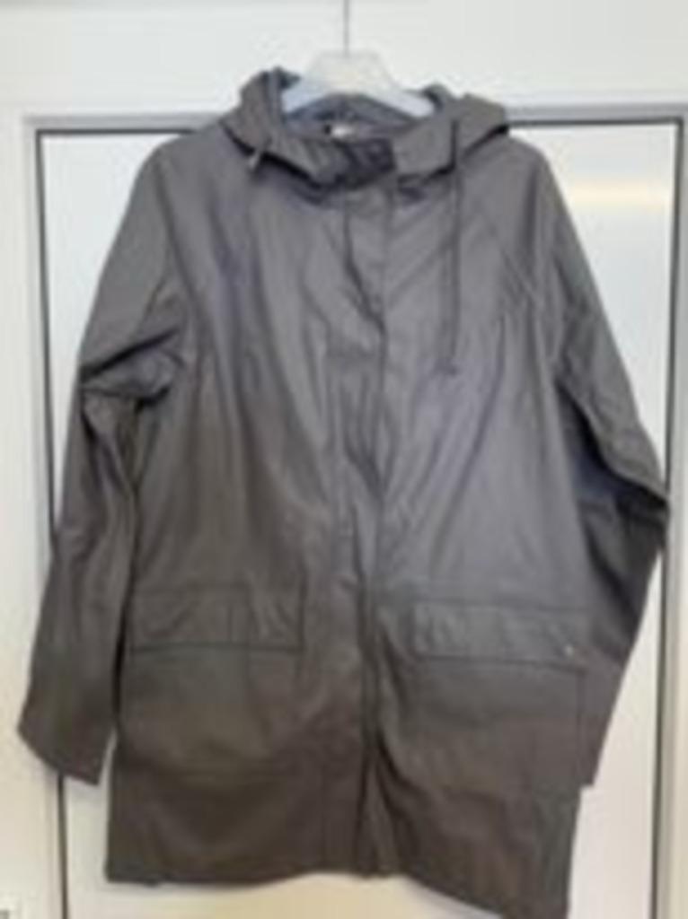 Grijze regenjas medium, Caravanes & Camping, Vêtements de pluie, Enlèvement ou Envoi, Comme neuf, Imperméable, Dames