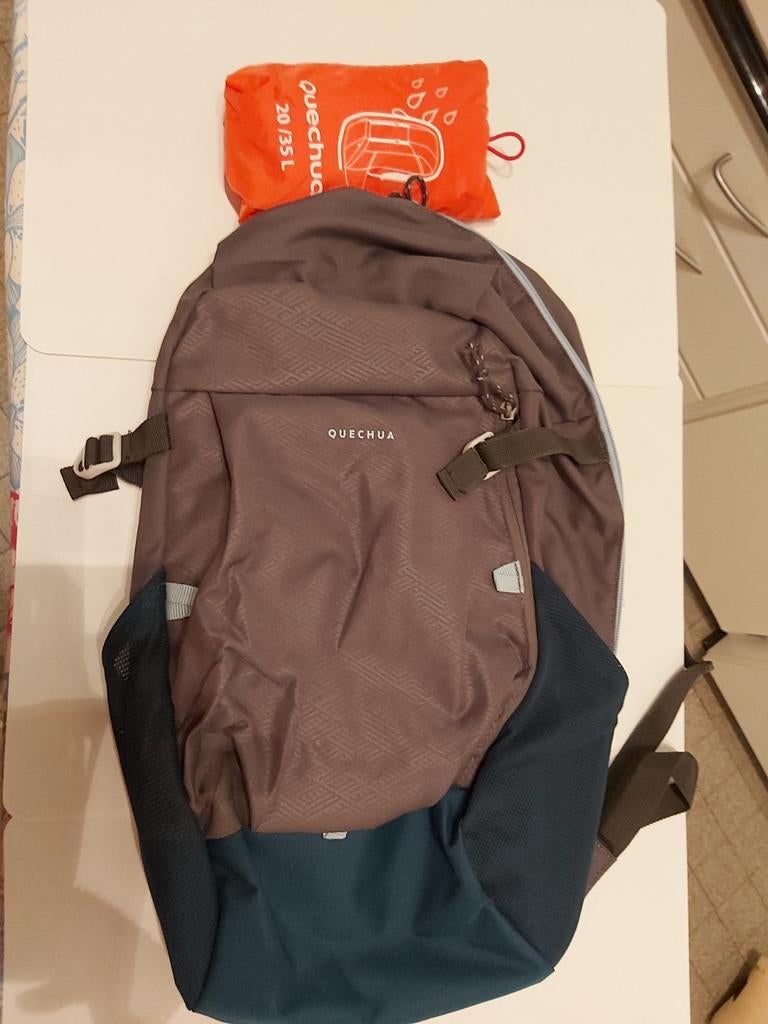 Lot - Quechua rugzak en extra beschermhoes voor de regen, Handtassen en Accessoires, Tassen | Rugtassen, Nieuw, Ophalen of Verzenden