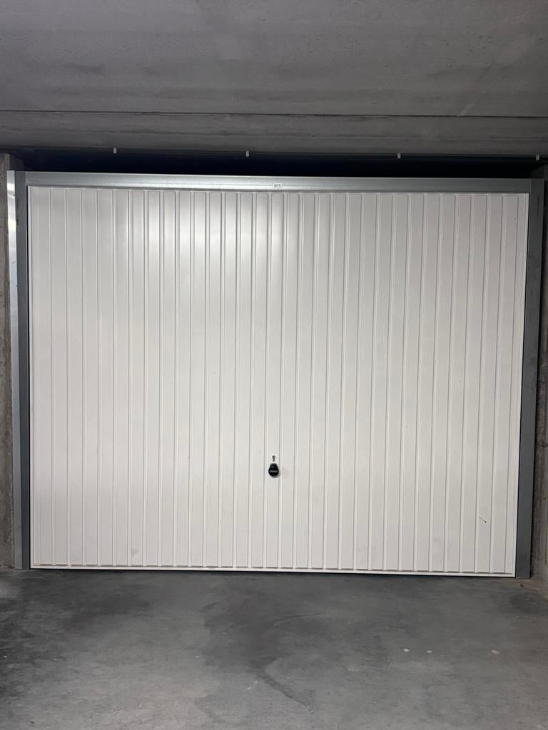 Garage De Panne te huur.