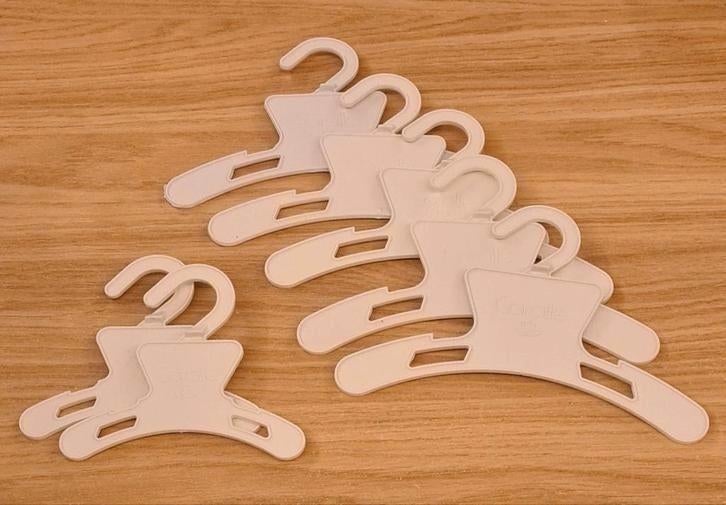 Kleerhangertjes "Corolle", Kinderen en Baby's, Speelgoed | Poppen, Ophalen of Verzenden, Gebruikt, Babypop
