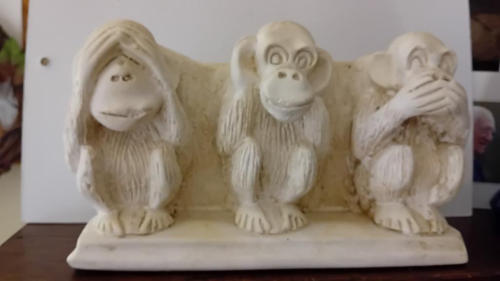 ÉCOUTEZ, VOYEZ ET FERMEZ 3 SINGES 23 cm L 11 cm H, Enlèvement ou Envoi