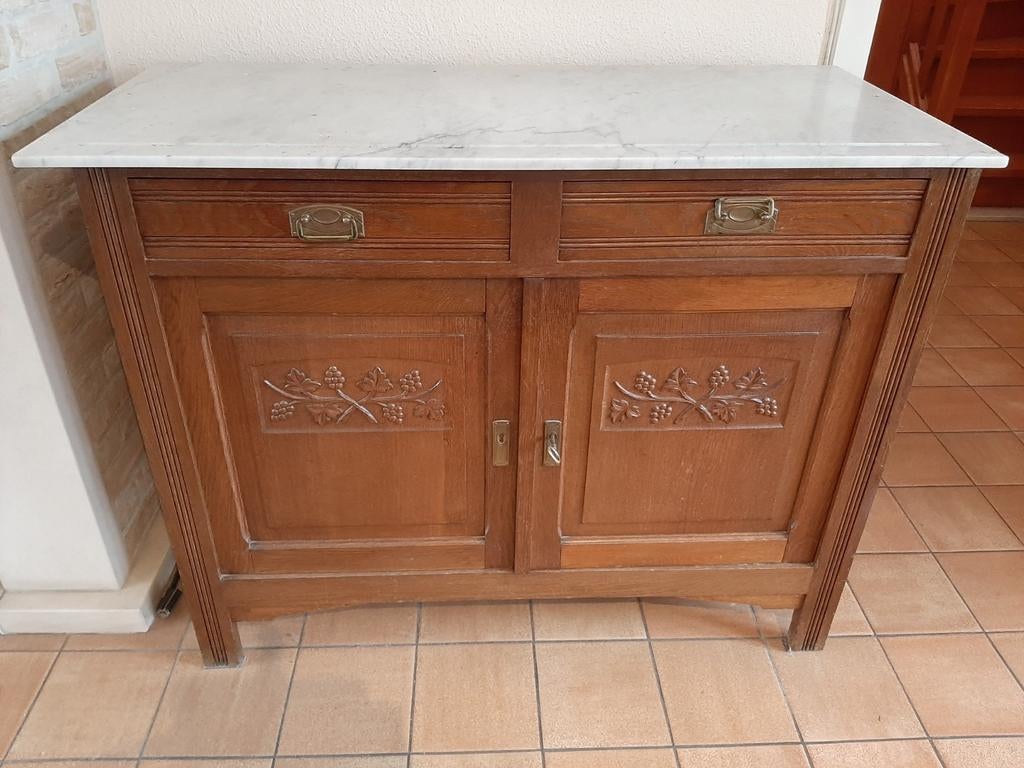 Antieken kast met marmeren blad, Huis en Inrichting, Kasten | Dressoirs, Ophalen