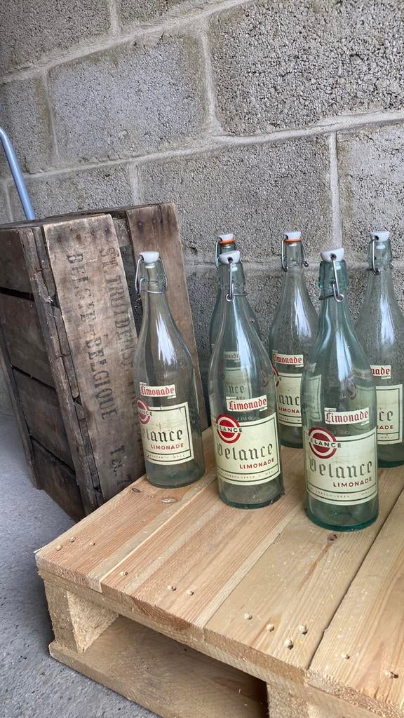 Oude limonade flessen ( gelabeld in oude frank) en wijnvaten, Antiek en Kunst, Ophalen