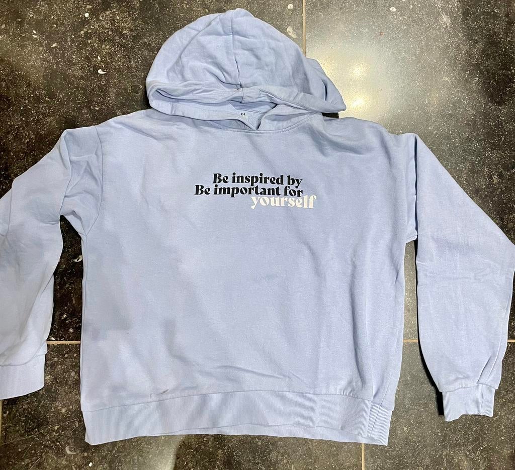 Sweater avec cap  M bleu clair Be inspired by/Be important, Enlèvement ou Envoi, Comme neuf