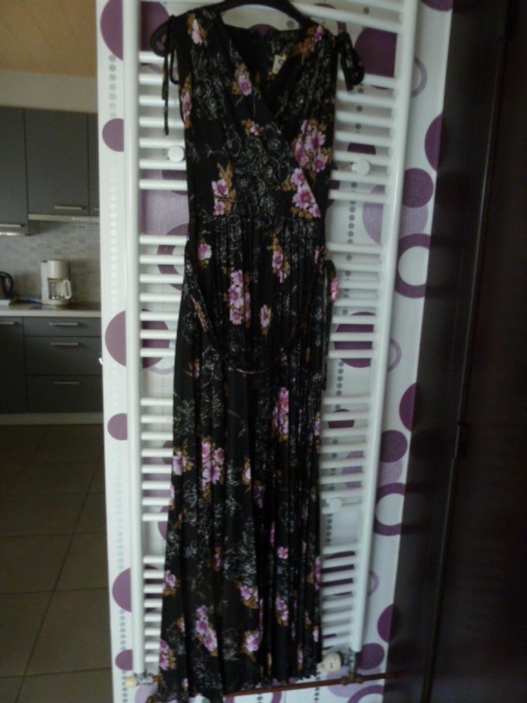 Avondjurk met zwarte achtergrond en bloemen. Maat: 40-42, Maat 38/40 (M), Overige kleuren, Nieuw, Cocktailjurk