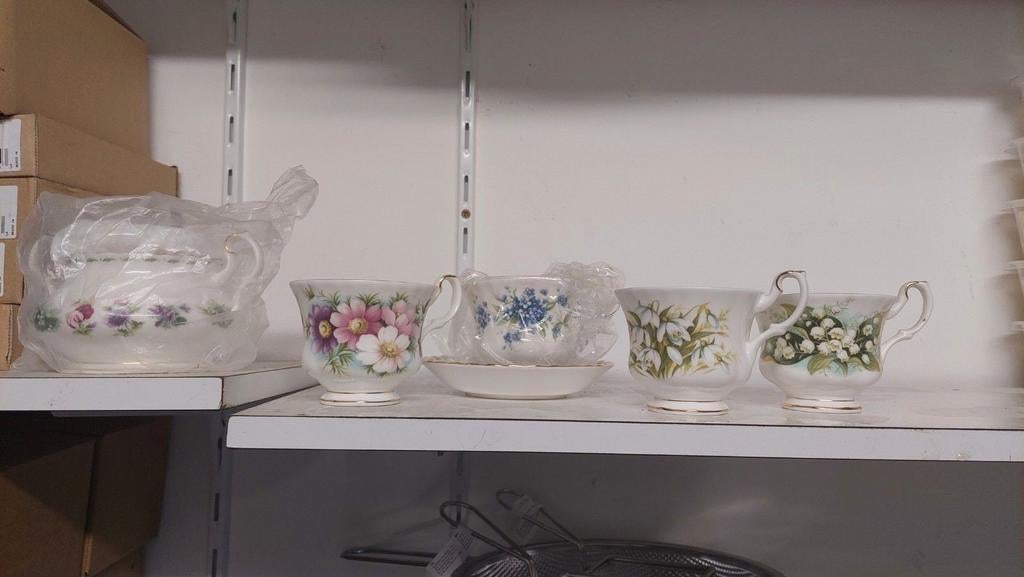Royal Albert bloemen van de maand, Ophalen