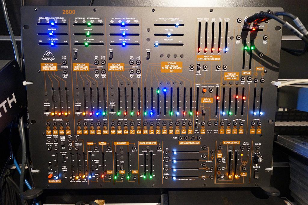Remodeling studio. Synth - Mix - FX pédals, Musique & Instruments, Autres marques, Comme neuf, Avec connexion MIDI, Enlèvement ou Envoi