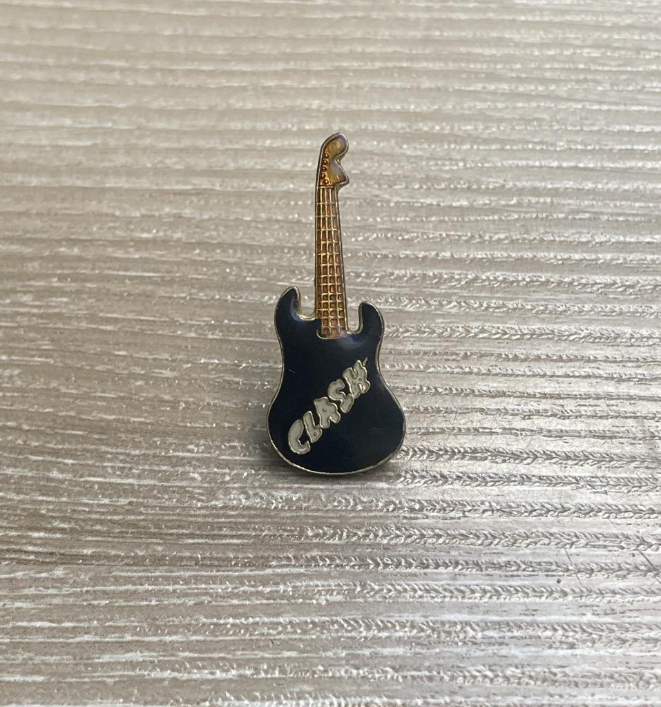 PIN - CLASH - ELEKTRISCHE GITAAR - GUITARE ELECTRIQUE, Envoi, Utilisé, Autres sujets/thèmes, Insigne ou Pin's