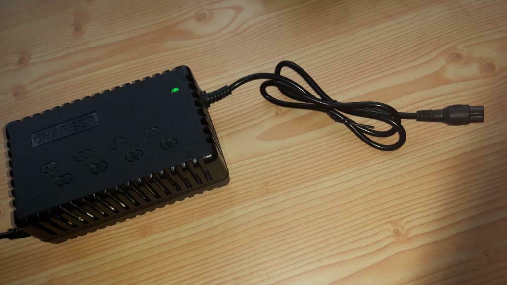 Batterij lader voor Elektrische scooter 36V - 37V / 2A, Ophalen of Verzenden, Nieuw, Overige typen