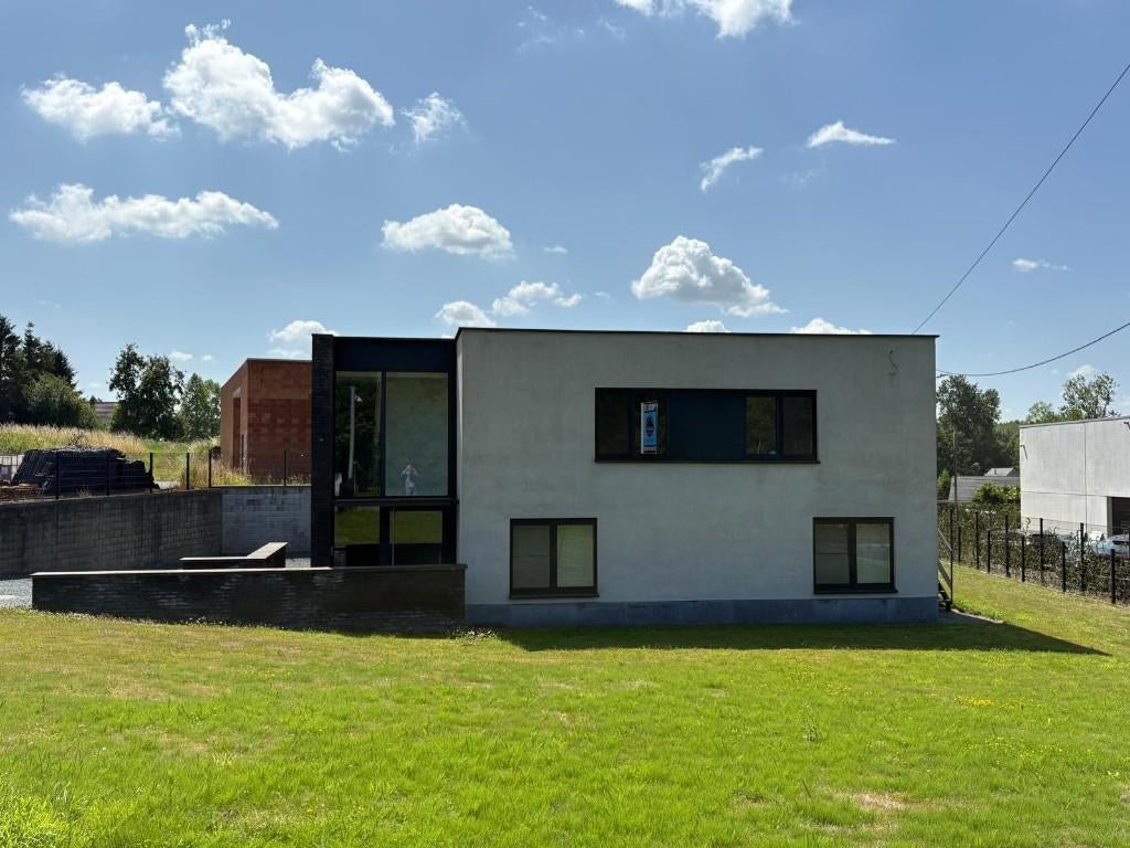 APPARTEMENT AVEC ENTREPÔT SITUÉ DANS UNE ZONE PME, Immo, Maisons à vendre, 120 m², 500 à 1000 m², 4 pièces, 210 kWh/m²/an
