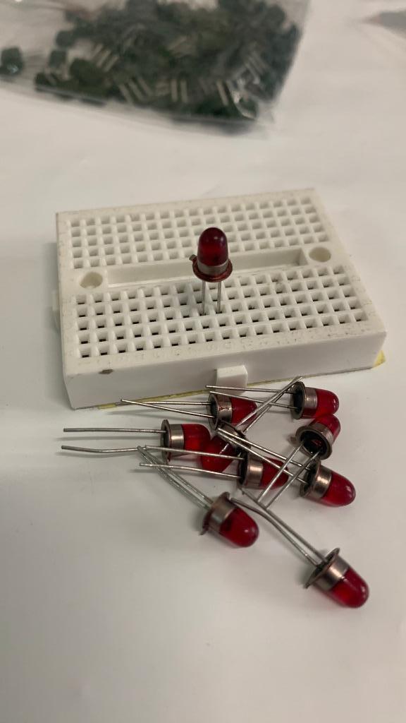 Diode Lumineuse (DEL/LED) rouge – 6 mm – USRR 1989, Hobby & Loisirs créatifs, Composants électroniques, Comme neuf
