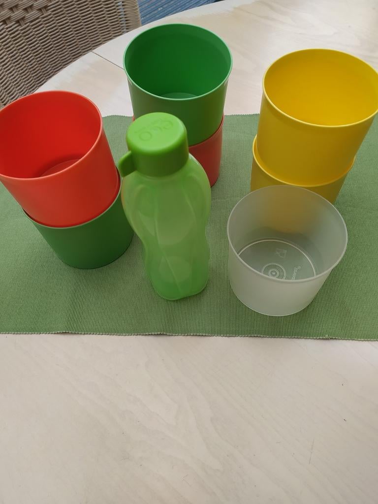 7 grote bekers van tupperware + drinkfles, Ophalen, Groen
