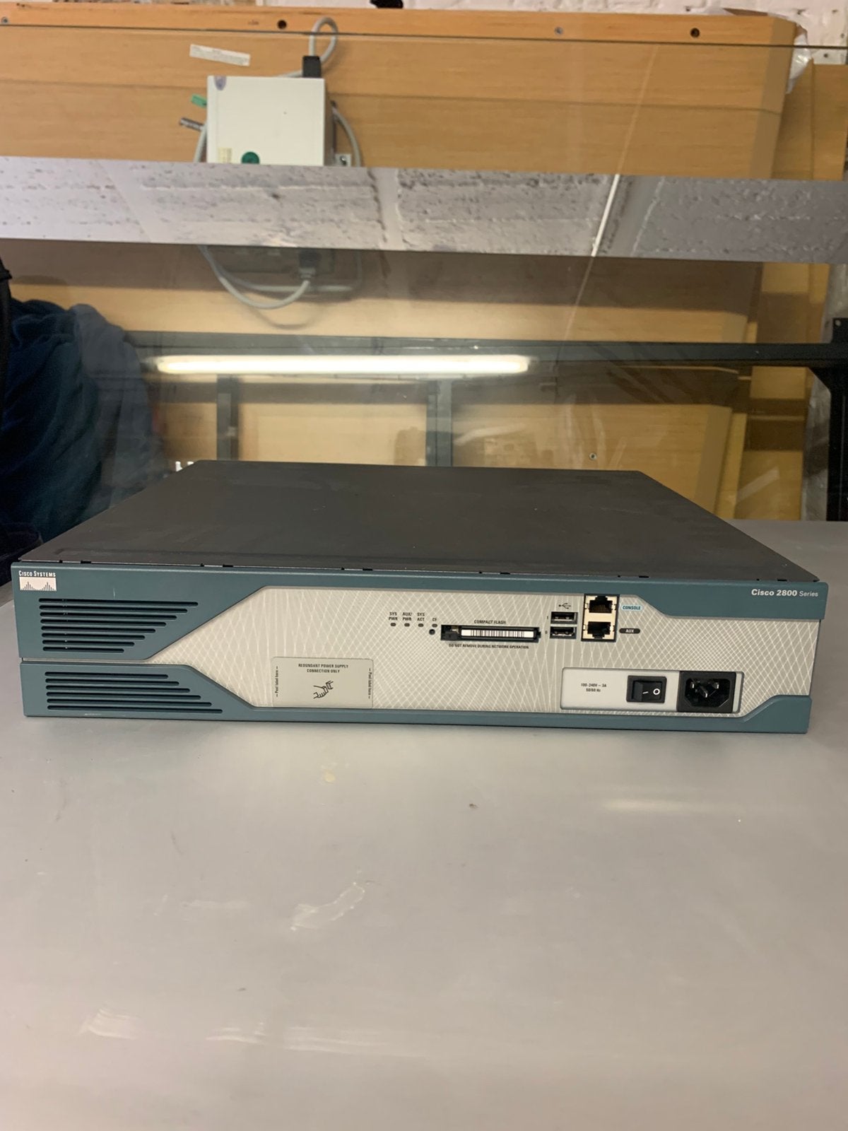 Cisco 2851 2-Port Gigabit Wired Router (CISCO2851 V05), Computers en Software, Netwerk switches, Ophalen, Zo goed als nieuw