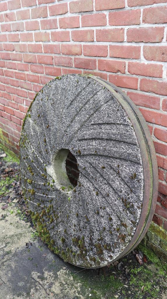 Authentieke oude molensteen / maalsteen met prachtige patina, Ophalen, Gebruikt