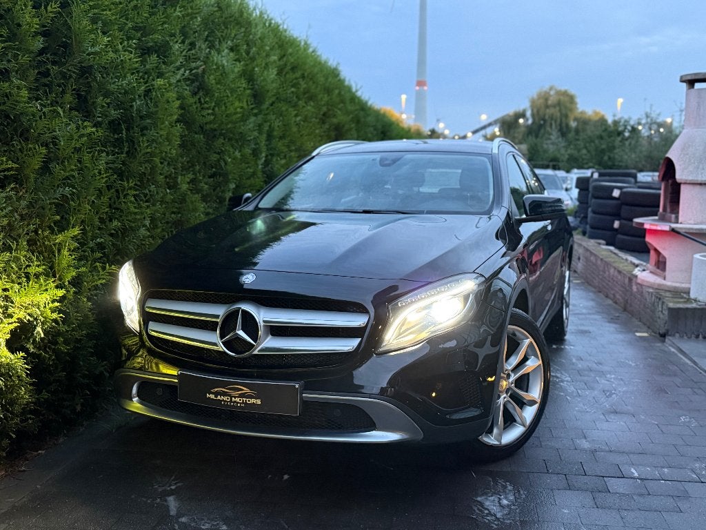 Mercedes-Benz GLA180 62000KMS!!, Auto's, 4 cilinders, 1600 cc, Leder en Stof, Zwart
