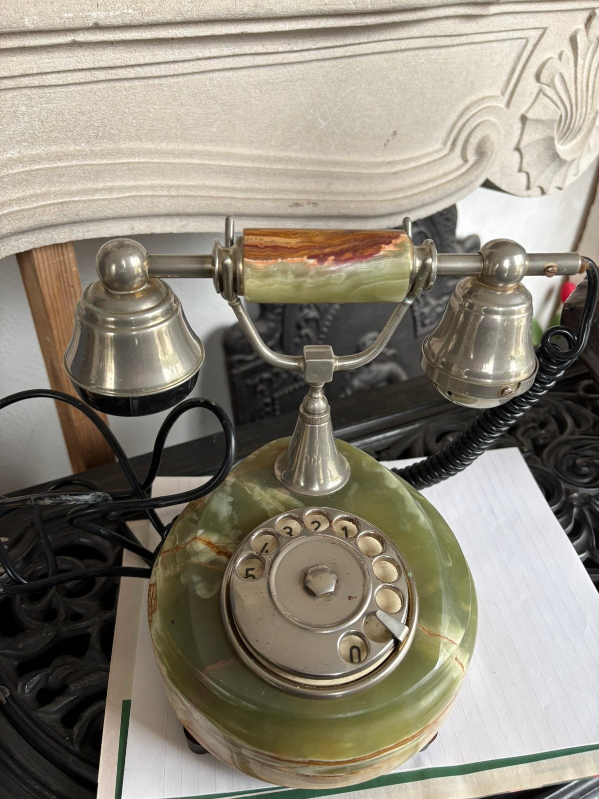 oude telefoon in marmer, Ophalen, Gebruikt