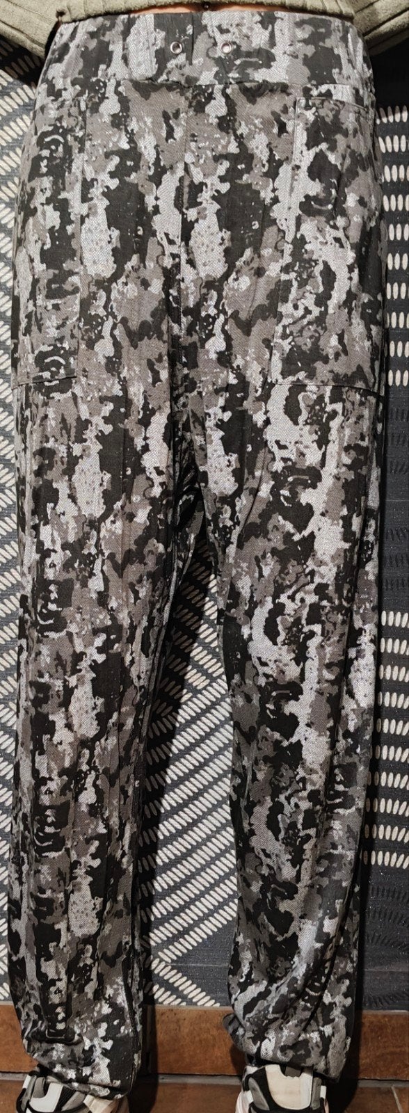 Pantalon fluide camo argenté femme Diesel - Taille XS (34), Gris, Enlèvement ou Envoi, Comme neuf, Taille 34 (XS) ou plus petite
