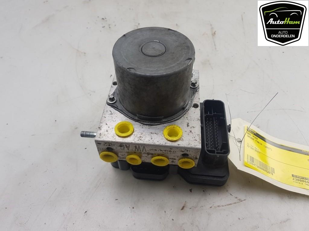 ABS POMP Skoda Fabia III Combi (NJ5) (01-2014/12-2022), Gebruikt, Skoda