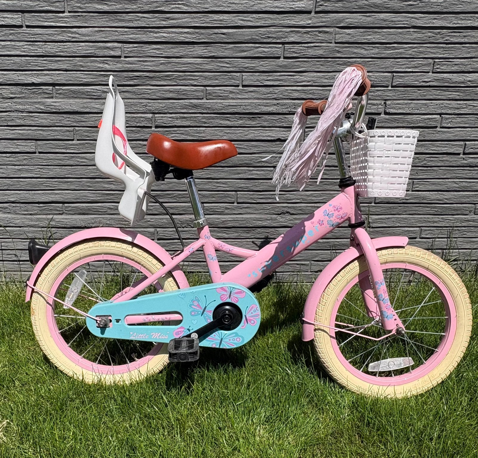 Roze 12 inch kinderfiets met vlinders – mandje & poppenzitje, Fietsen en Brommers, Ophalen, Terugtraprem, Zijwieltjes, Minder dan 16 inch