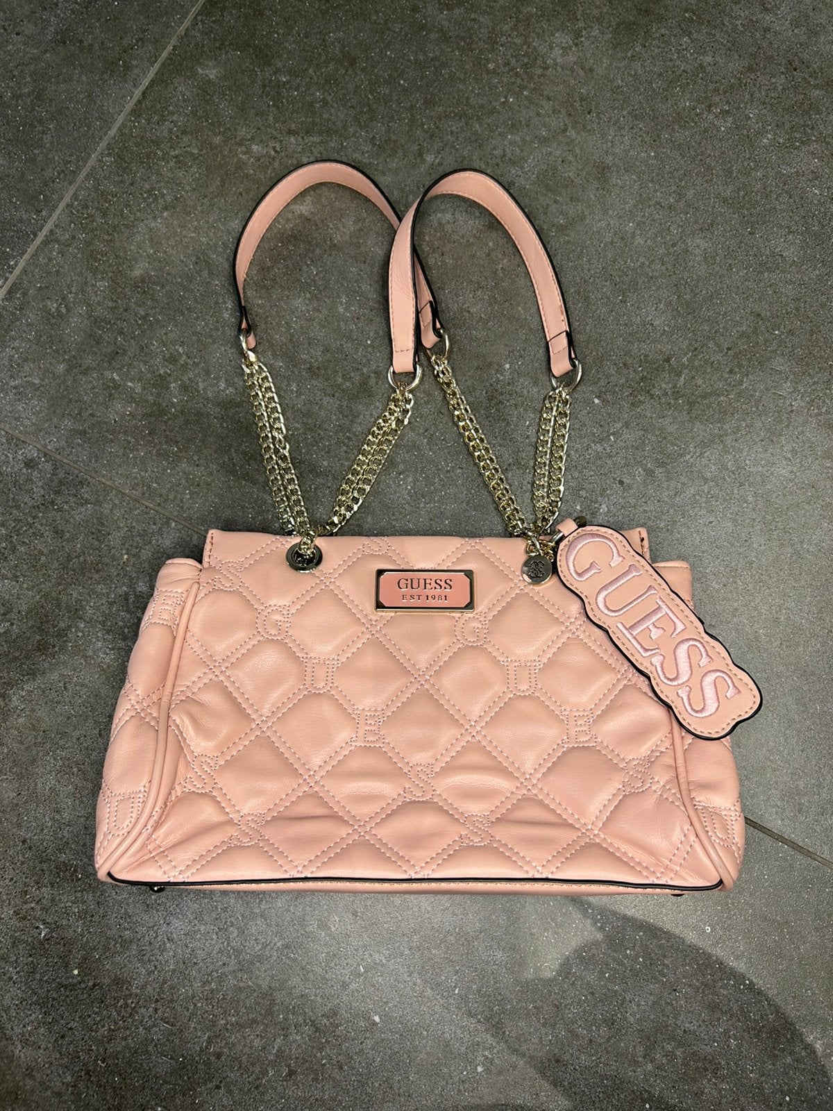 Sac à main GUESS rose matelassé avec chaînes dorées, Bijoux, Sacs & Beauté, Enlèvement, Comme neuf, Rose, Sac à main