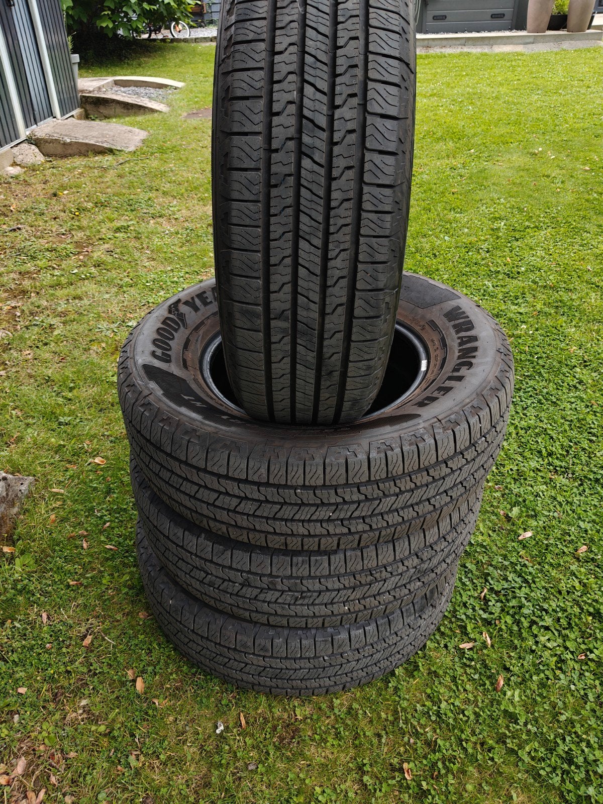 pneu neuf  255/70/17 112t MT camoinette 4x4  auto good year, Pneu(s)