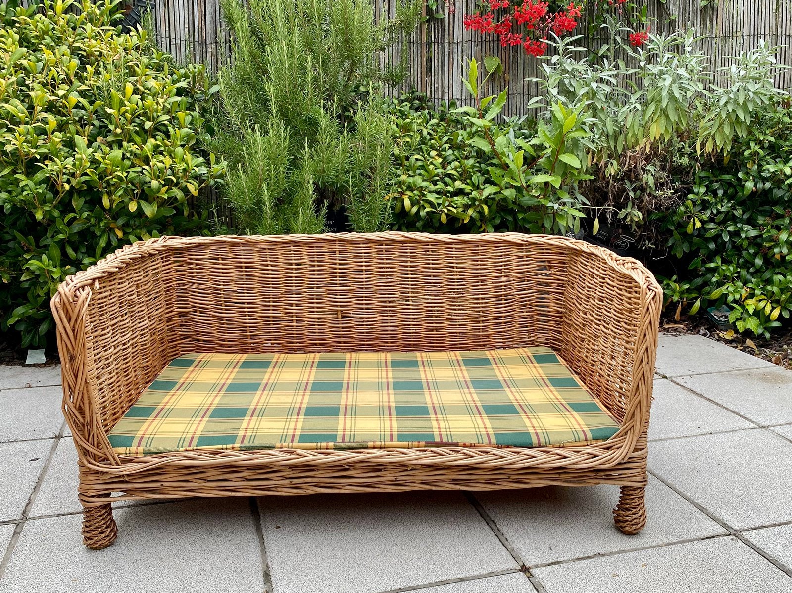 Rotan hondenbed met kussens 90x60cm, Ophalen, Zo goed als nieuw