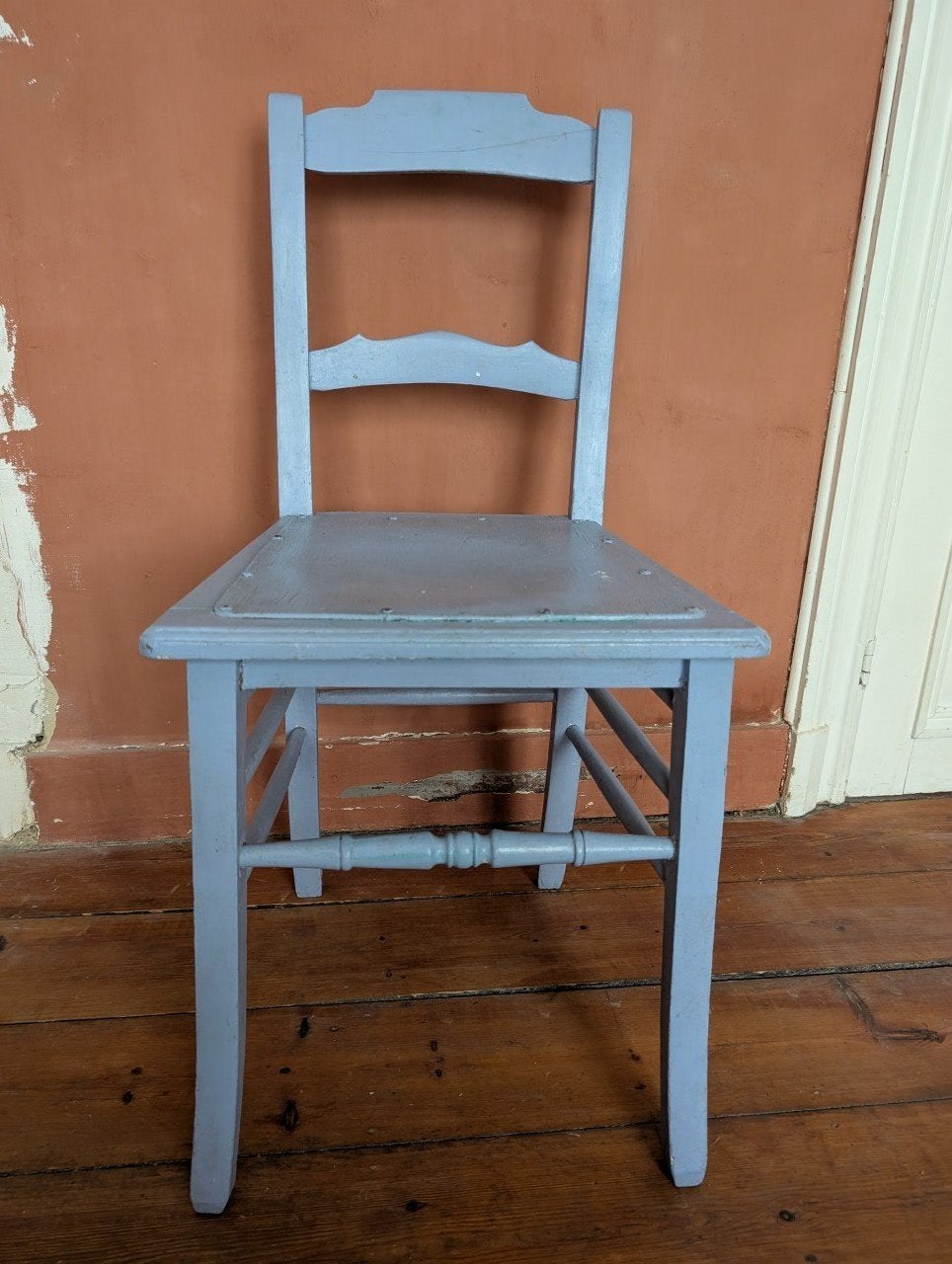 Houten stoelen in bistro/landelijke stijl (grijsblauw), Huis en Inrichting, Barkrukken, Gebruikt, 30 tot 60 cm, Hout, 1 kruk, Ophalen