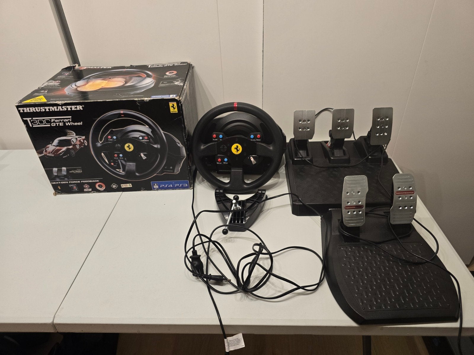 Volant de course Thrustmaster T300 Ferrari GTE + T3PA

Pédal, Enlèvement ou Envoi, Comme neuf, Thrustmaster