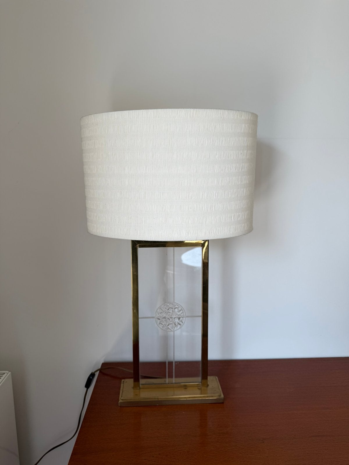 Lampe vintage style années 70 – laiton et plexiglas, Maison & Meubles, Lampe d'ambiance, Avec abat-jour, Enlèvement, Utilisé