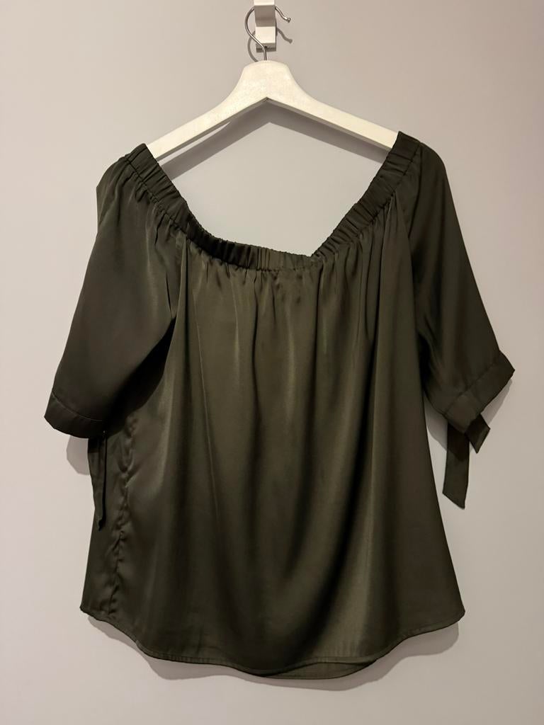 Off shoulder hemd/tshirt kaki groen - H&M - mt 42, Maat 42/44 (L), Ophalen of Verzenden, Zo goed als nieuw, Korte mouw