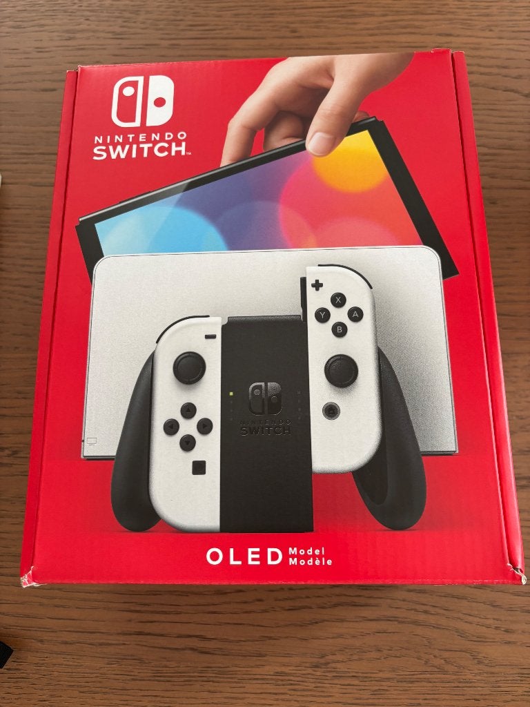 Nintendo Switch met Pokémon Violet + hoes - amper gebruikt, Games en Spelcomputers, Games | Nintendo Switch, Ophalen, Zo goed als nieuw