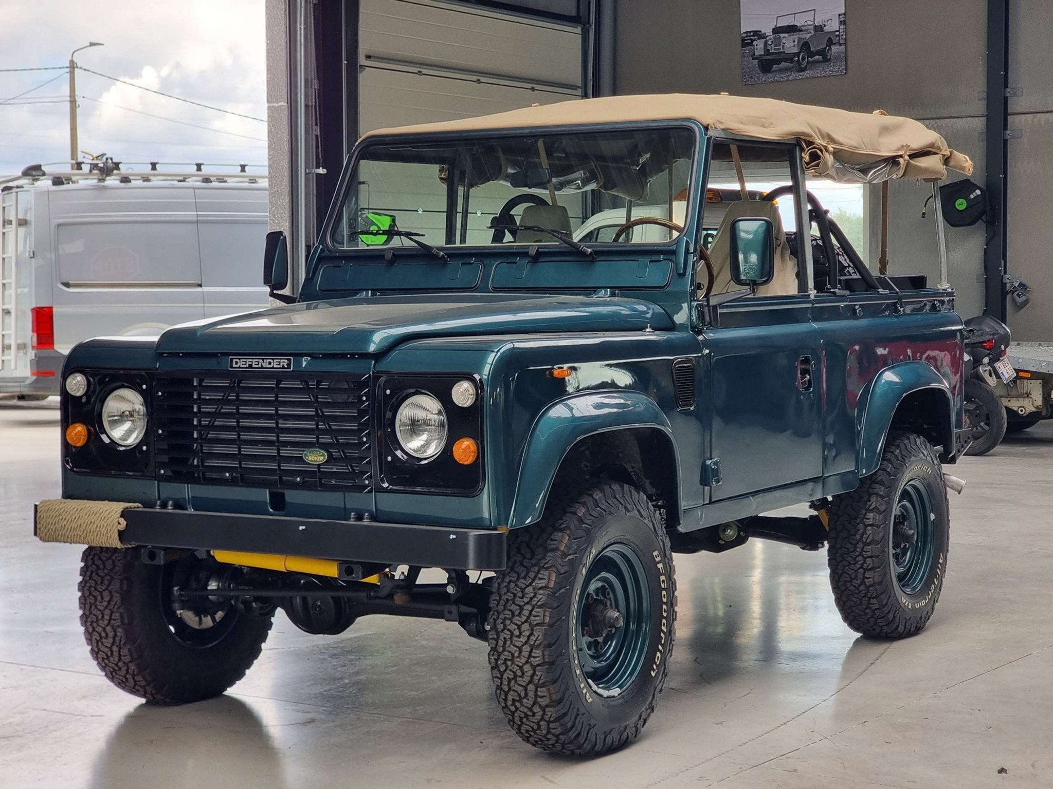 Land Rover Defender TYPE 90 * FULL RESTAURER * TURBO DIESEL, Autos, Oldtimers & Ancêtres, Achat, 4x4, Bluetooth, Peinture métallisée